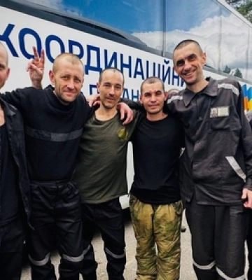 Звільнені українці повертаються додому: відбувся новий обмін військовополоненими 