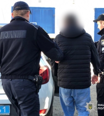 В Одеській області прямо посеред вулиці пограбували літню жінку