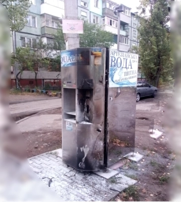 В Днепре на ж/м Покровский вандалы разрисовали BMW