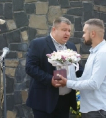 У Рожищі родині загиблого захисника Артема Тюрина передали орден від президента