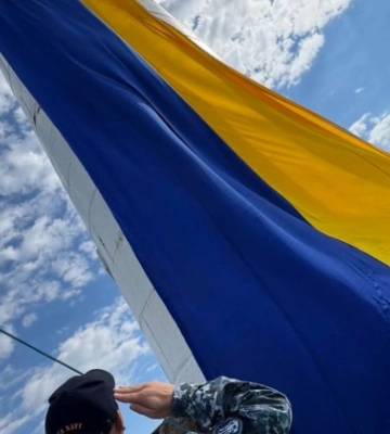 На Одесском маяке подняли гигантский флаг Украины
