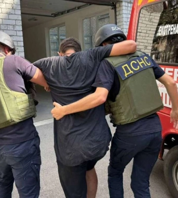 Масштабні руйнування та поранений рятувальник: ворог завдав ударів по трьох районах Дніпропетровщини