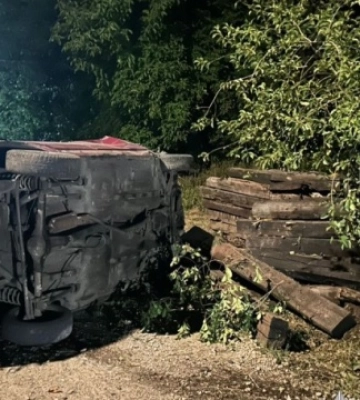 Троє дітей у лікарні: на Черкащині п’яний водій наїхав на дерев’яні шпали та перекинувся