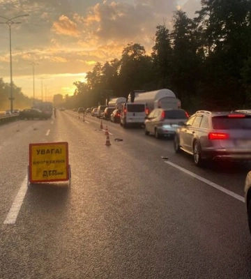 На Бориспільському шосе BMW влетіла у блокпост, на в’їзді в Київ – кілометровий затор