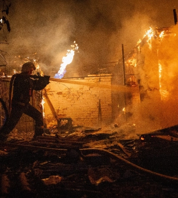 Ворог наніс серію нічних ударів по Сумщині: рятувальники приборкали пожежі