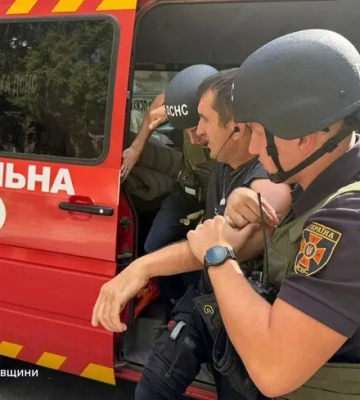На Дніпропетровщині чоловік поранив двох жінок, власного батька та рятувальників 