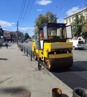 Біля популярної зупинки у Рівному поклали новий асфальт (ФОТО)