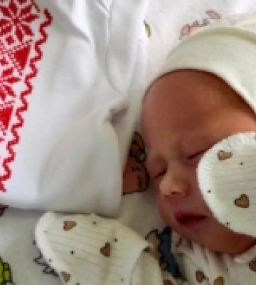 У Рівному немовлятам, які народились у День прапора та День незалежності, вручили вишиванки