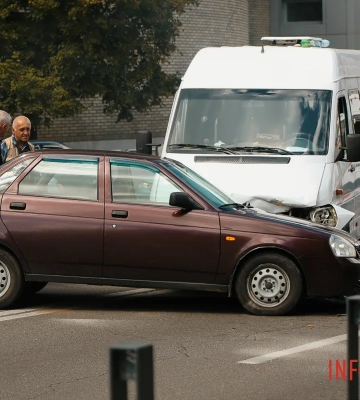 У Дніпрі маршрутка зіткнулася з легковиком: є постраждалі