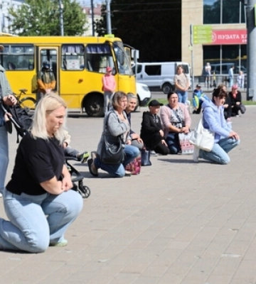 Луцьк навколішки попрощався з воїном Анатолієм Гончаревичем