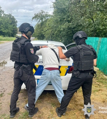 Стріляв у підлітка та юнака з пістолету - на Вінниччині затримали чоловіка, - поліція