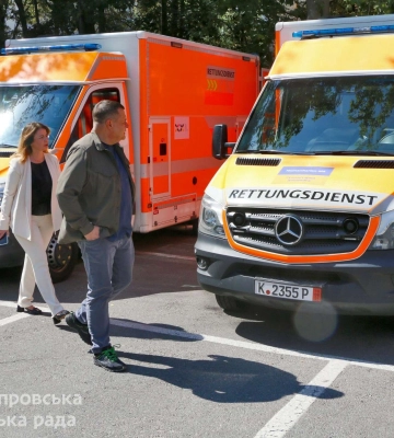 Підтримка єдиного медичного простору: Дніпро отримав від міста-партнера Кельна машини швидких