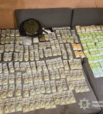 Понад пів мільйона гривень прибутку щомісяця: на Закарпатті поліція затримала підозрюваних у збуті наркотиків