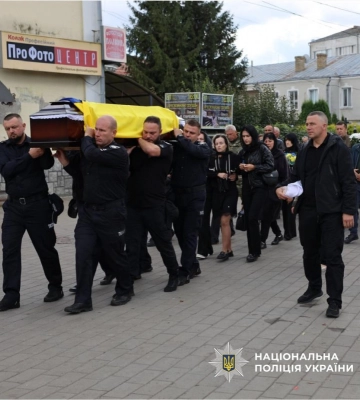 Загинув на Донеччині внаслідок ворожого авіаудару: у Луцьку на колінах попрощалися із підполковником поліції Олександром Солов’янчиком