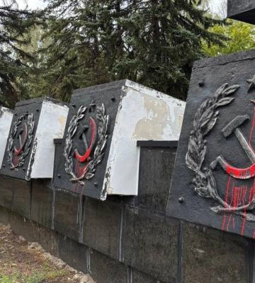 У Слов&#039;янську облили фарбою пам&#039;ятник Партизанської слави