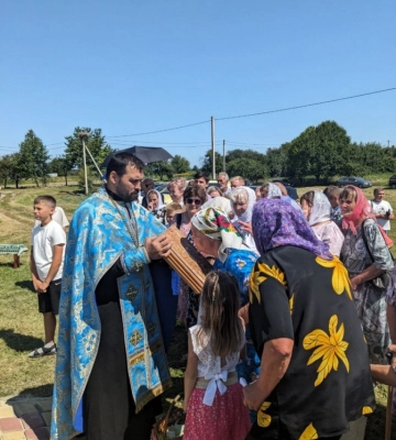 Біля хреста молилися молоді пари, які не могли мати дітей: у селі на Волині освятили каплицю