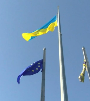 Блакитно-жовтий стяг замайорів на найбільшому флагштоці Рівного (ВІДЕО)