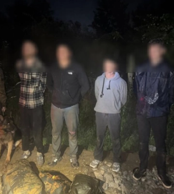 Сам пішов і ще трьох прихопив – на Закарпатті затримали чотирьох порушників кордону