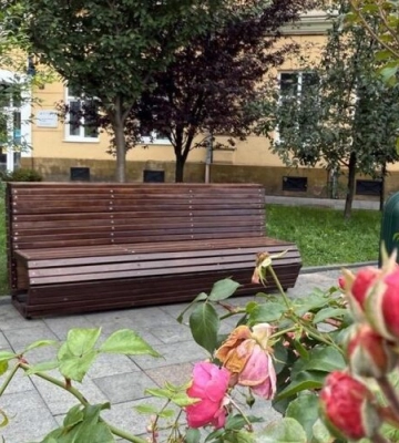 На одній з найпопулярніших площ Львова за пів мільйона гривень оновили лавки