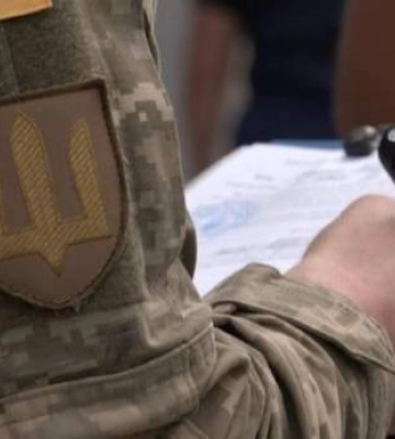 В Днепре мужчина провоцировал драку с ТЦК и сбежал после выстрела в воздух