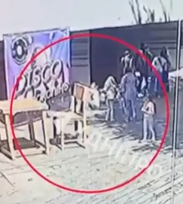 У Дніпрі на дитину впала інсталяція стільця: дівчинка у реанімації