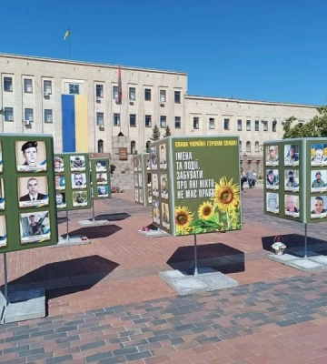 У Кропивницькому приберуть куби зі світлинами загиблих воїнів