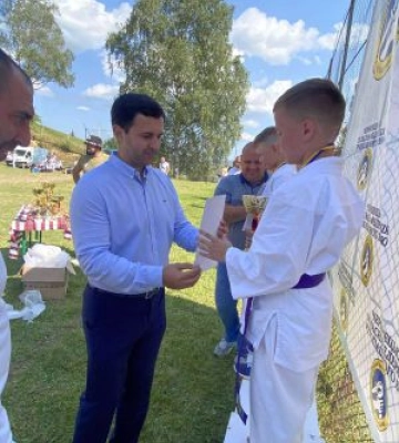 У високогірному селі Самакова народний депутат України Максим Заремський нагородив грамотами спортсменів та тренерів із рукопашного бою