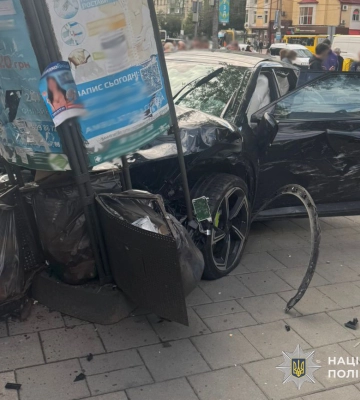 Ланцюгова ДТП у Львові на перехресті вулиць Сихівської та Кавалерідзе. Травмована пішохідка