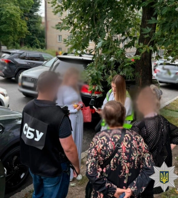 У Києві затримали директорку фірми, яка за $19 тисяч «знімала» чоловіків з військового обліку