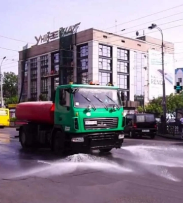 Менше пилу, бруду і випарів: навіщо у Рівному поливають дороги