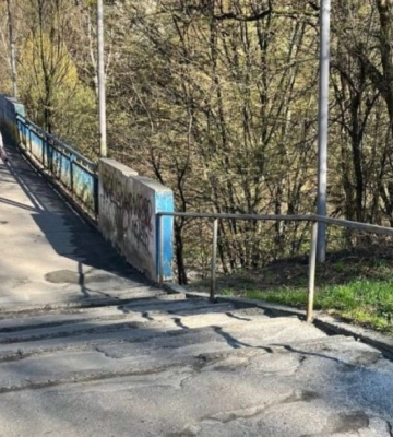 У Львові на прохання мами школяра з інвалідністю відремонтують пішохідний міст