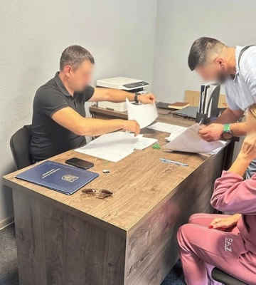 У Запоріжжі на отримані $6000 тис. затримано організаторку схеми втечі ухилянтів за кордон