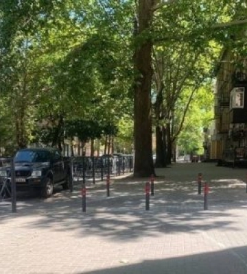 В центрі Миколаєва встановлюють металеві паркани: автомобілістів заганяють на платні парковки