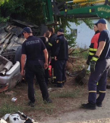 На Одещині п’яний водій врізався у дерево - загинув пасажир, є постраждалі