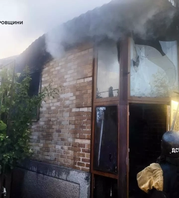 Новий будинок охопило полум&#039;я: на Дніпропетровщині атака спричинила пожежу