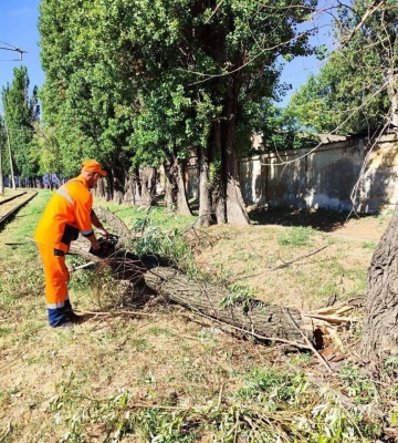 В Одесі продовжують ліквідовувати наслідки негоди