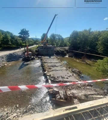 Відновлення з благодійною підтримкою: на Закарпатті будують новий міст замість зруйнованого
