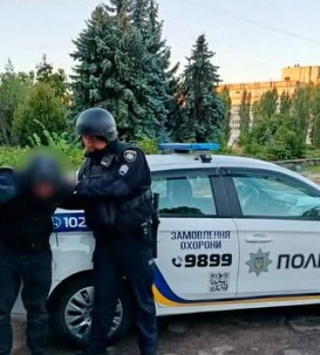 Пошкодив двері: у Черкасах затримали чоловіка, який хотів пограбувати магазин
