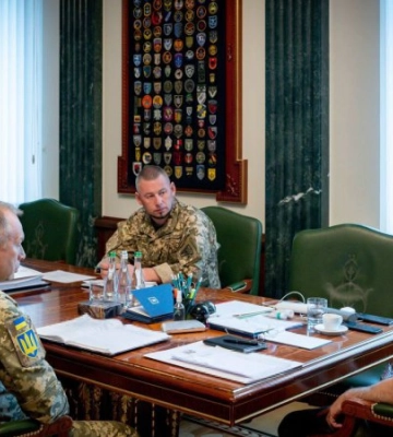 Зеленський обговорив із військовими стуацію на фронті, резерви і роботу із партнерами