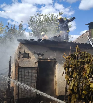 Загорілися одразу кілька будівель: на Дніпропетровщині постраждав літній чоловік