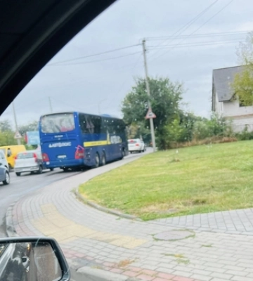 У Луцьку автобус «Автолюкс» третій день блокує рух: що відбувається 