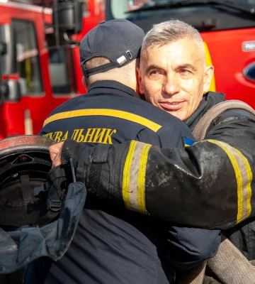 Півстоліття відданої служби: одеські рятувальники провели на пенсію двох колег