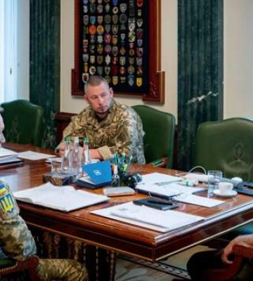 Зеленский обсудил с военными дополнительные поставки для направлений в Запорожской и Донецкой областях