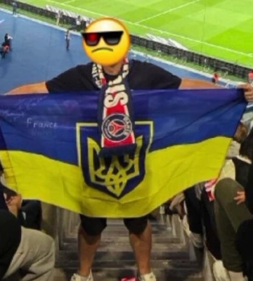 Працівники стадіону «ПСЖ» намагалася вигнати військового з українським прапором