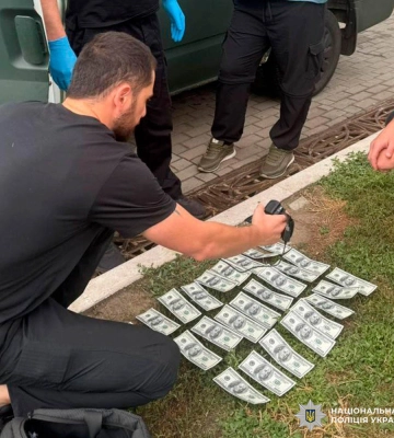 На Харківщині поліцейські затримали чоловіка, який за гроші «вирішував питання» з поновленням на службі