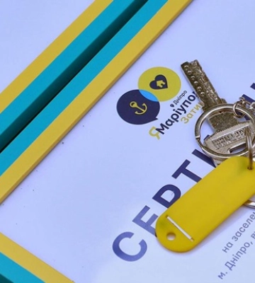 В Днепре жители Мариуполя получили жилье, обустроенное Фондом Ахметова