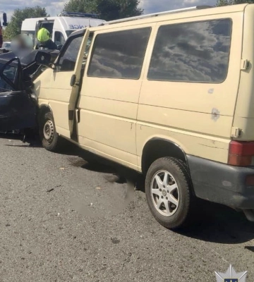 На Київщині Ford Fiesta зіткнувся з мікроавтобусом, водійка легковика загинула на місці