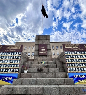 Із площі в центрі Кропивницького прибрали портрети загиблих воїнів