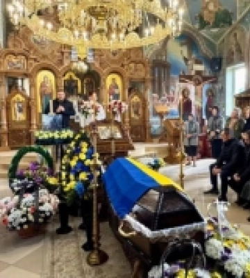 Нововолинська громада попрощалася з полеглим захисником Андрієм Манойло