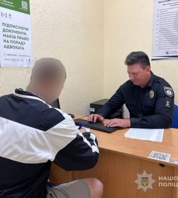 У Шостці поліцейські затримали чоловіка, який скоїв розбійний напад із ножем